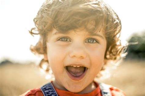 Bambino che sorride in un ambiente sano