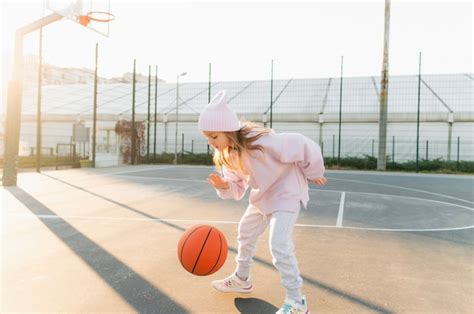 bambina che gioca a basket