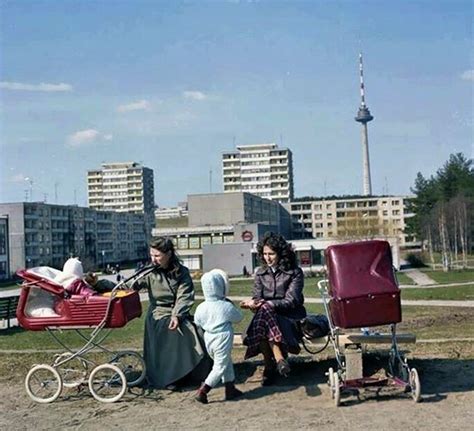 panoramica di passeggini moderni in un ambiente urbano
