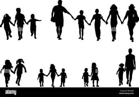 Coppia che si tiene per mano con sagoma di famiglia