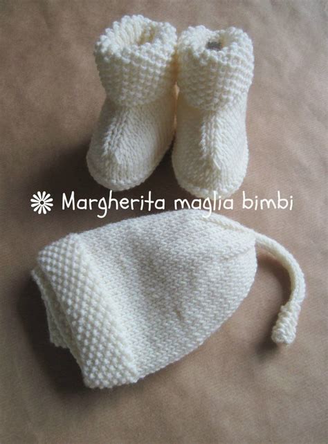 Una cesta di corredini fatti a mano in lana merino finissima per neonati