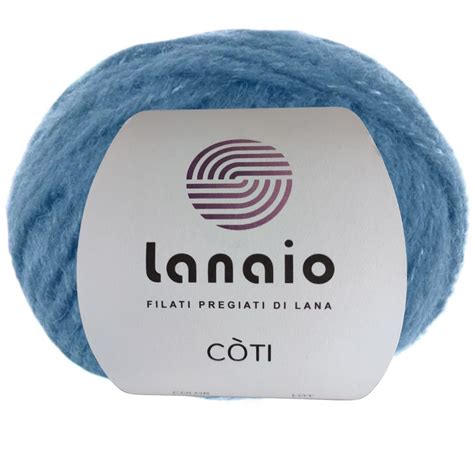Dettaglio di un gomitolo di lana merino extrafine su un tavolo da lavoro