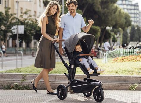 Genitori che passeggiano con il Jane Trider Trio