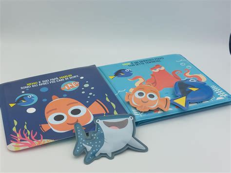Libro morbido da bagnetto con personaggi di Dory e figurine