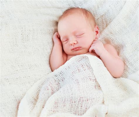 Neonato che dorme serenamente con un pannolino