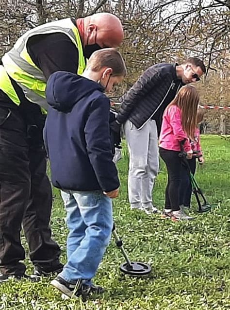 Bambini in un giardino alla ricerca di oggetti blu