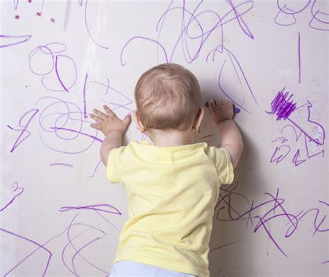 Bambini che creano scarabocchi blu ispirati a Matisse