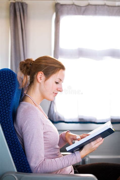 Donna incinta che legge un libro su un treno