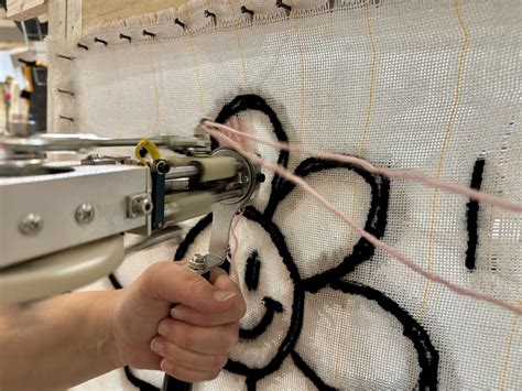 strumenti essenziali per il tufting disposti su un tavolo da lavoro