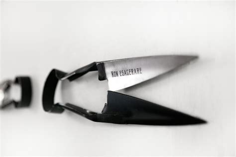 dettaglio delle cesoie duckbill che rifiniscono il bordo di un tappeto