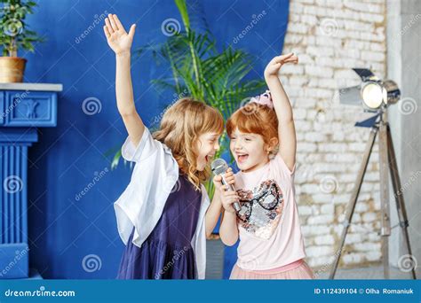 Bambini che cantano e ballano con gioia