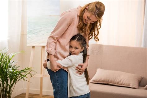 Bambino che abbraccia la mamma con affetto