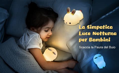 Bambino che dorme serenamente con una luce notturna soffusa