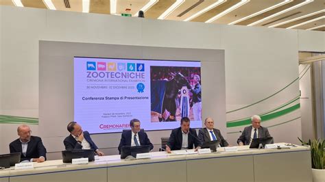 Panoramica dei padiglioni espositivi delle Fiere Zootecniche Internazionali di Cremona con visitatori e professionisti del settore