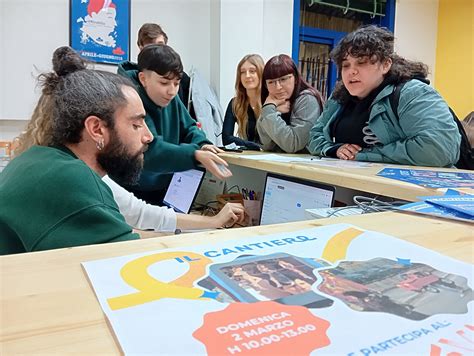 rappresentazione stilizzata di dinamiche di strada e cultura giovanile