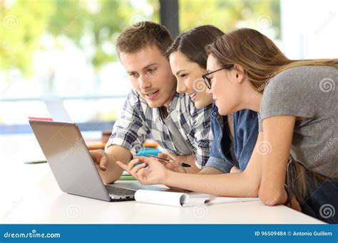 Studenti che imparano il trading online con un coach