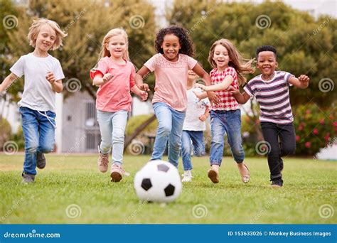 Bambini che giocano in uno spazio psicomotorio