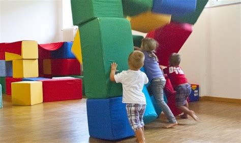 Bambini che interagiscono con lo psicomotricista