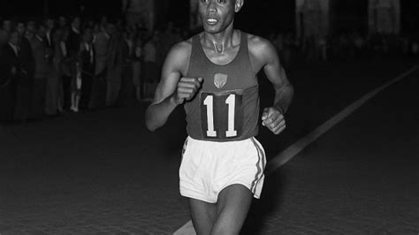 Immagine di Abebe Bikila che taglia il traguardo della maratona