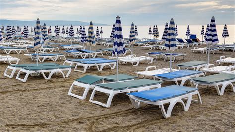 Stabilimento balneare con lettini e ombrelloni sulla spiaggia