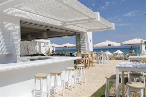 Beach bar sulla spiaggia con vista mare