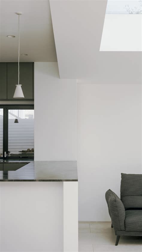 Seggiolone dal design minimalista inserito in un ambiente di design contemporaneo