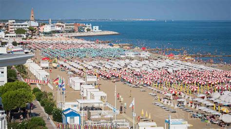 Panorama della spiaggia di Caorle con ombrelloni e mare calmo