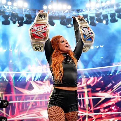 Becky Lynch con le cinture a WrestleMania 35