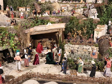 dettaglio tecnico di una culla per presepe in fase di lavorazione con creta
