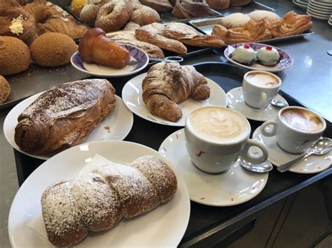 Tavola imbandita per una colazione tipica siciliana con prodotti freschi