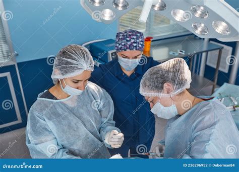 Immagine di un'equipe medica in sala operatoria durante un intervento
