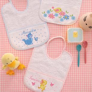 Collezione di bavaglini e accessori per l'asilo