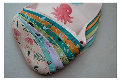 Tessuti diversi per bavaglini: cotone, plastica, silicone