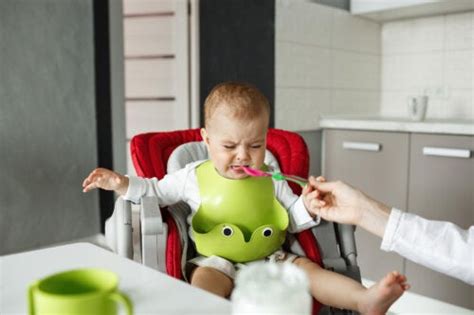 Bambino che ripone il suo bavaglino nella sua borsa