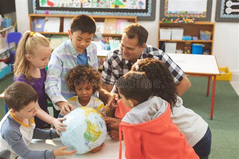 Insegnante online che interagisce con un bambino