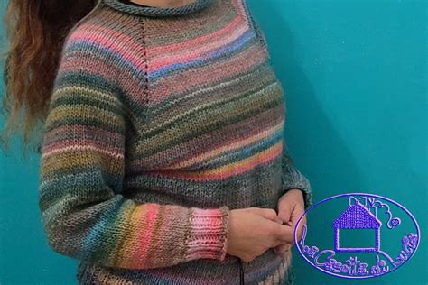 Lana colorata e ferri da maglia su un tavolo di legno