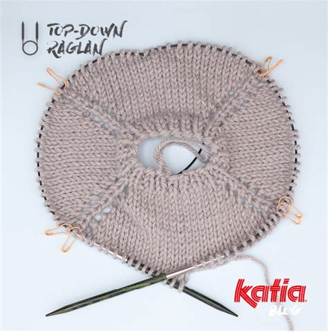 Dettaglio di un lavoro a maglia con ferri circolari e tecnica top-down