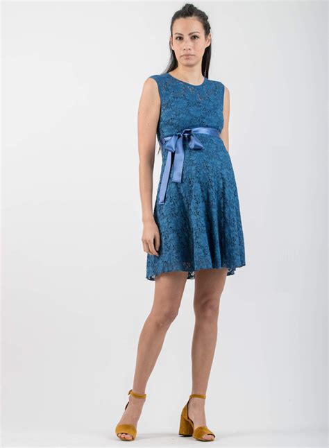 Donna in attesa che indossa abiti premaman alla moda