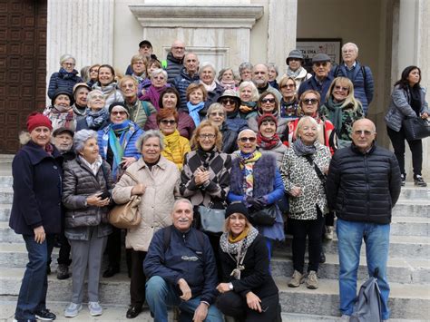 Volontari Auser che aiutano anziani