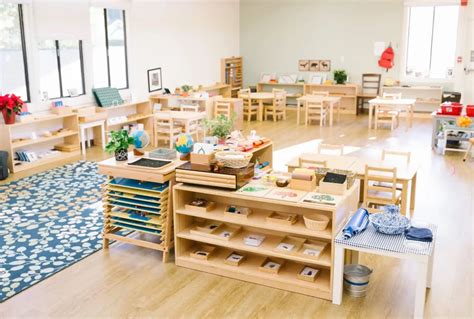 Bambino che esplora un ambiente Montessori
