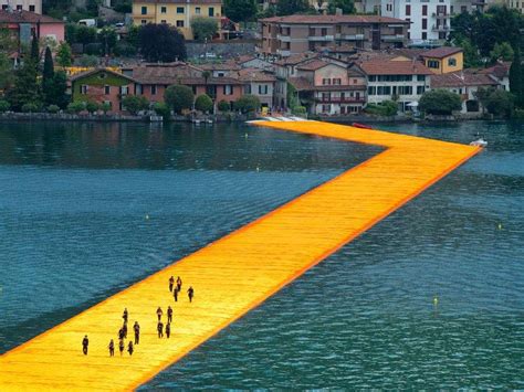 Opere d'arte di Christo Dagorov che reinterpretano la forma delle labbra
