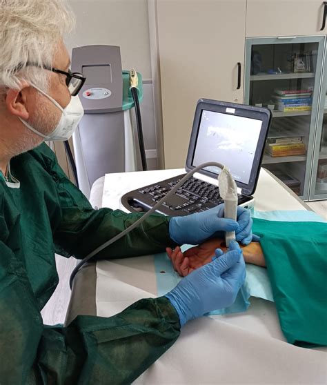 Immagine di un medico che esegue un'amniocentesi sotto guida ecografica