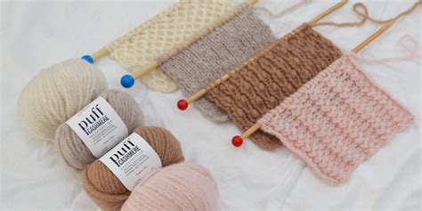 Tavola con diversi tipi di ferri da maglia e accessori