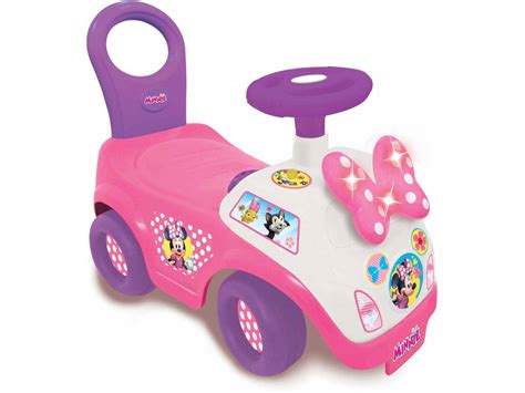Bambina felice con l'auto cavalcabile Minnie