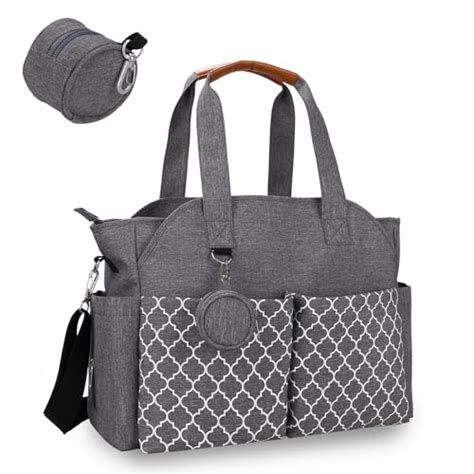 Mamma elegante con borsa fasciatoio a tracolla che passeggia con il suo bambino