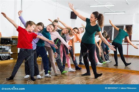 Bambini che cantano e ballano imparando l'inglese