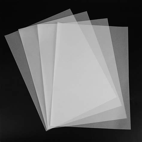 Bambini che tracciano linee su carta da lucido