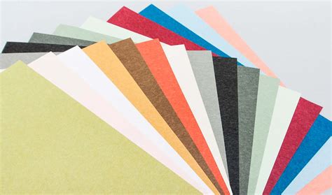 Bambini che manipolano diversi tipi di carta