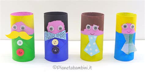 Bambini che giocano con rotoli di carta igienica