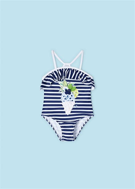 Bambina con costume a righe pastello